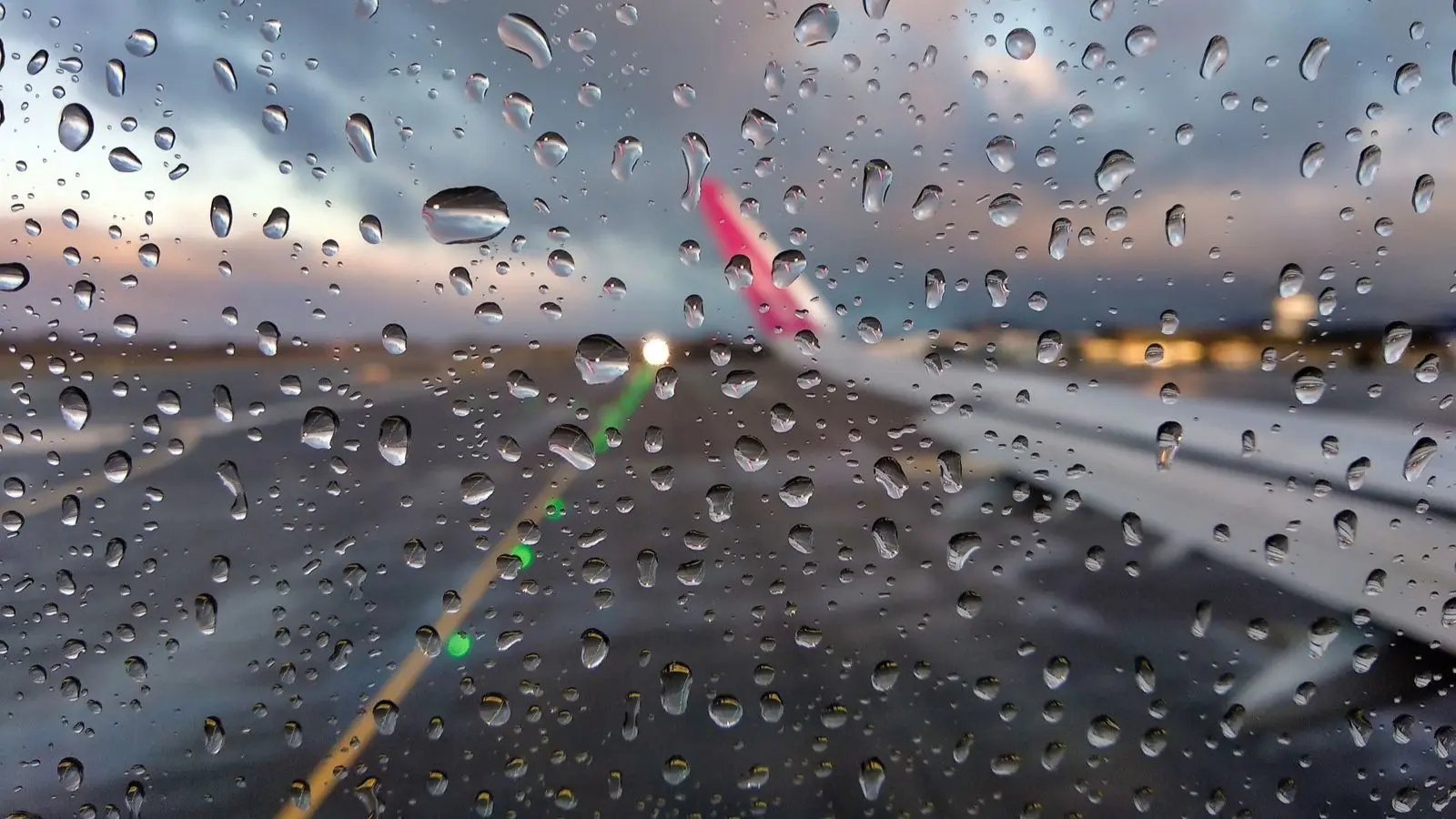 Aeropuerto de Cancún desvía dos vuelos hacia Mérida por mal tiempo