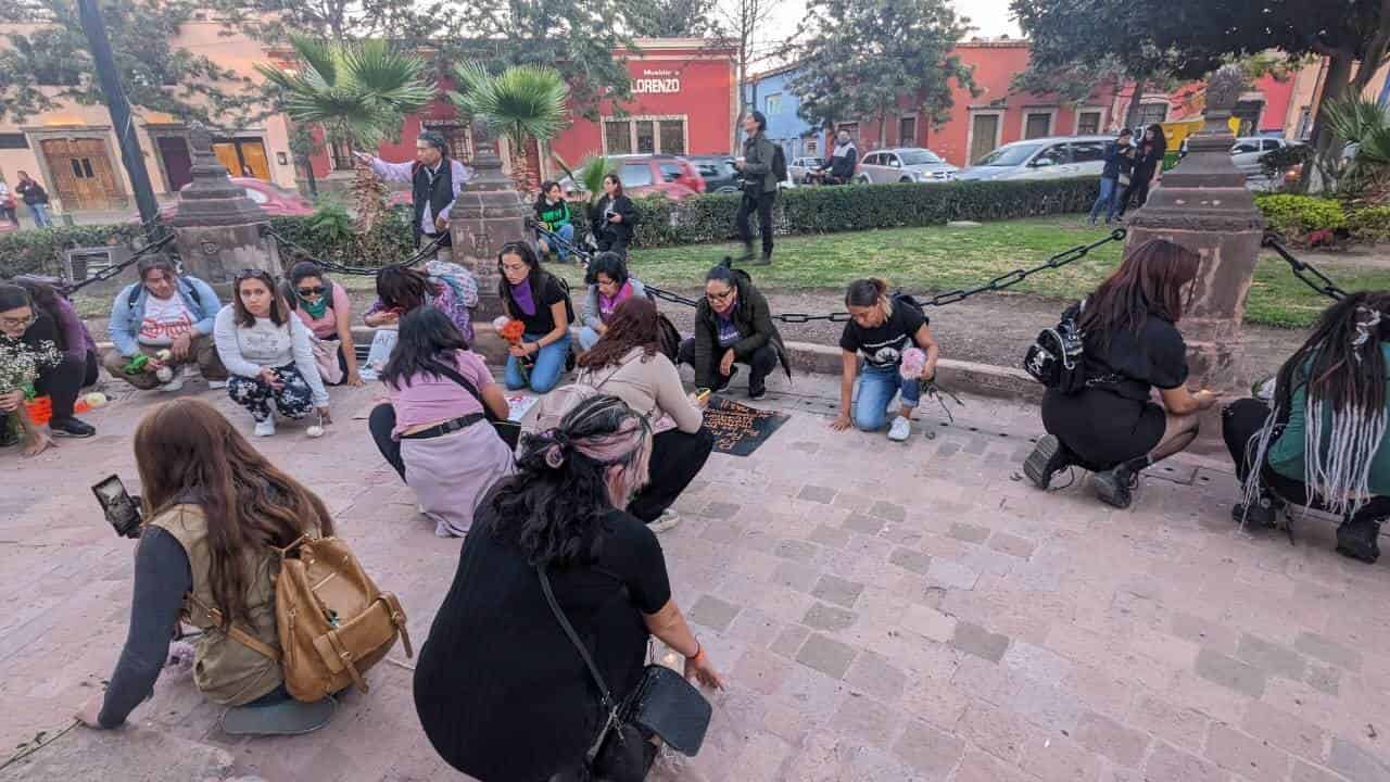 Víctima se desnuda ante diputados en San Luis Potosí exigiendo justicia