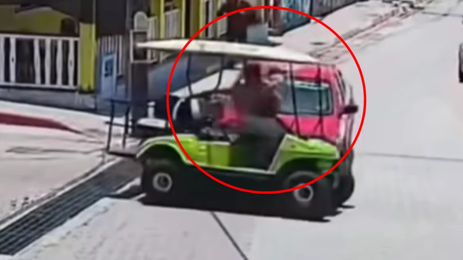 Accidente carrito golf Islas Mujeres: turistas salen volando tras choque viral
