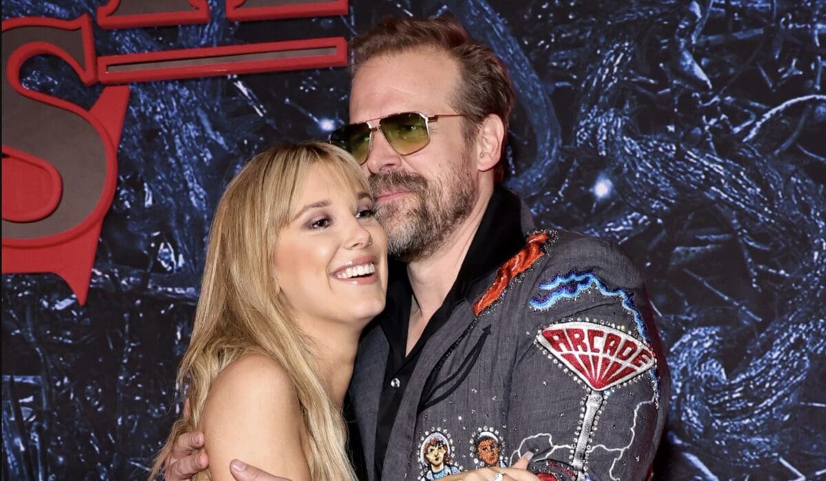 Millie Bobby Brown denuncia a David Harbour por acoso