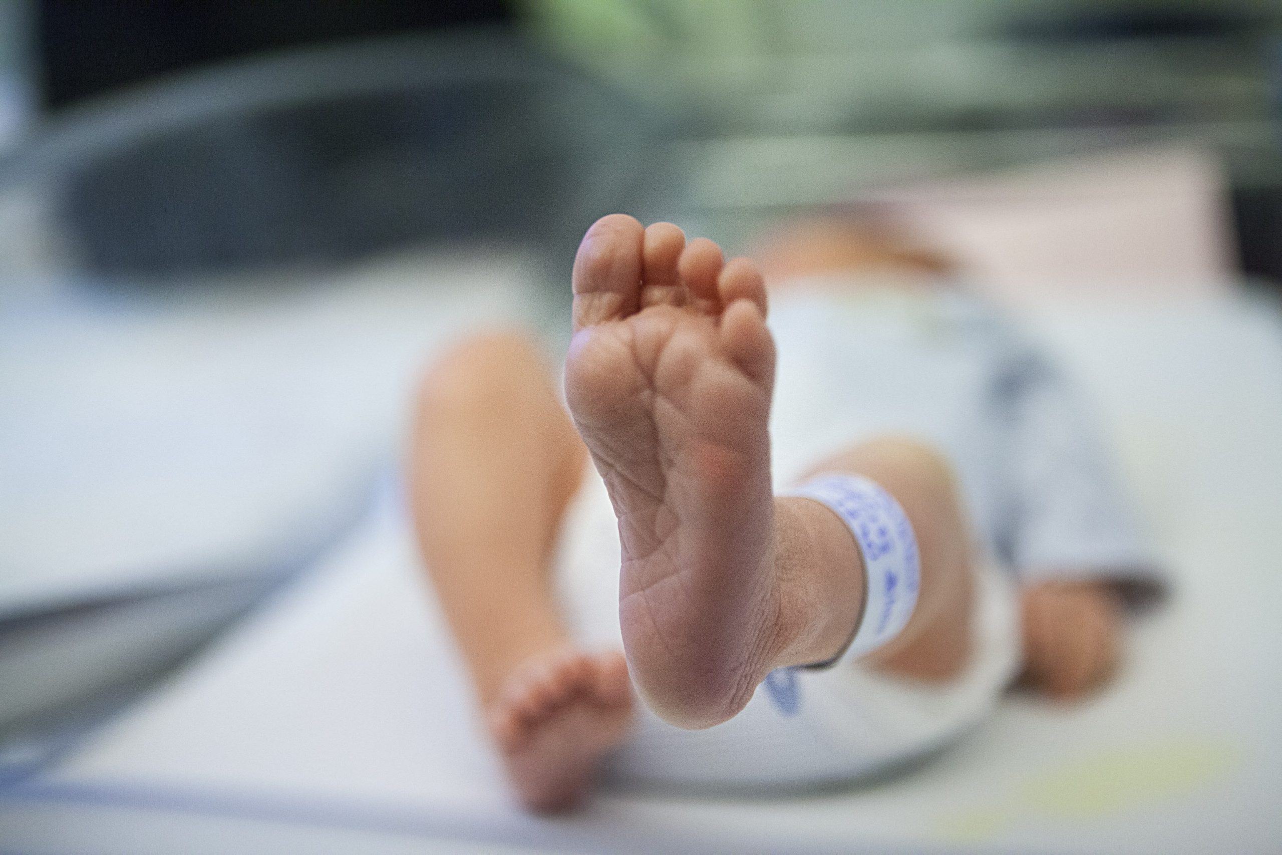 Bebé muere en Francia: Madre llega a urgencias con el cuerpo del menor