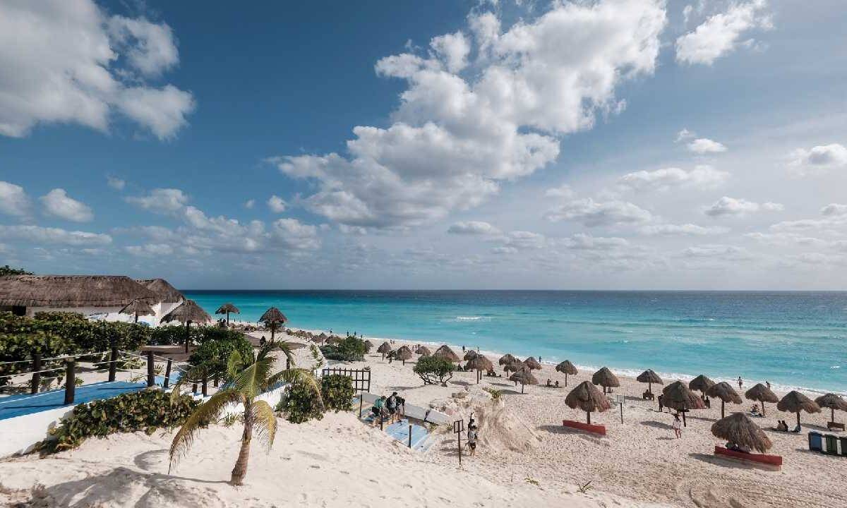 Cancún: Hoteleros reconocen cancelaciones por sargazo