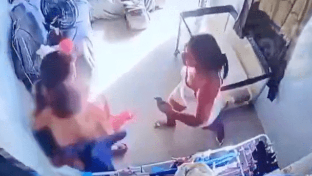 Asesina expareja a puñaladas mientras cargaba a su bebé en Brasil