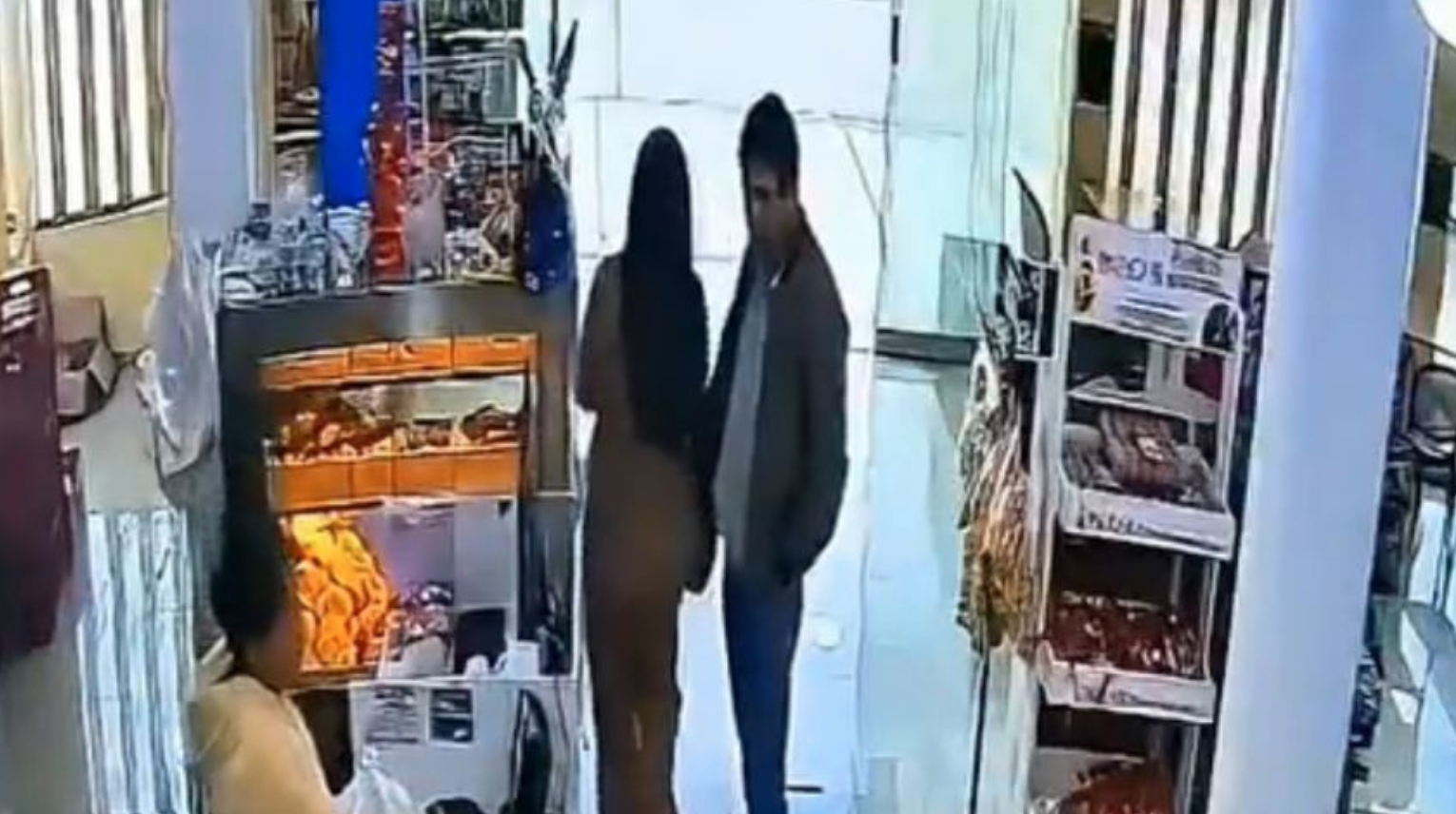 Funcionario peruano lanza insultos racistas a joven en minimarket