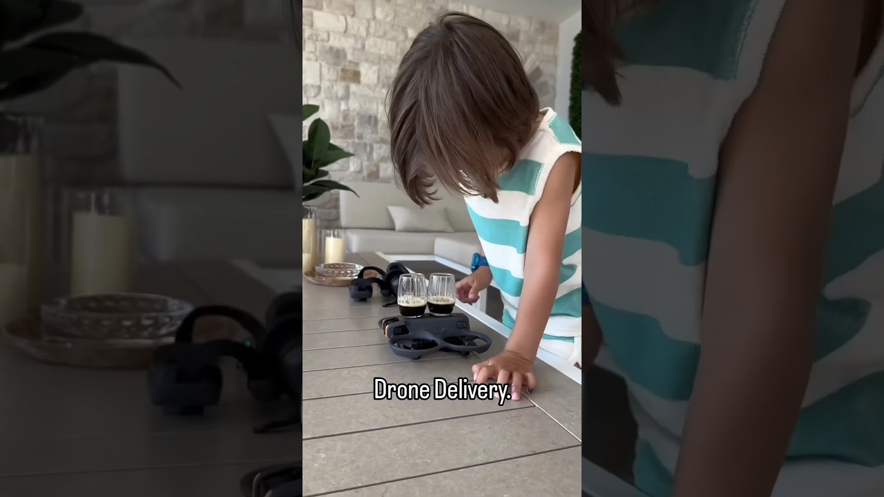 Polémica por el niño que pilota un dron para entregar café en el mar